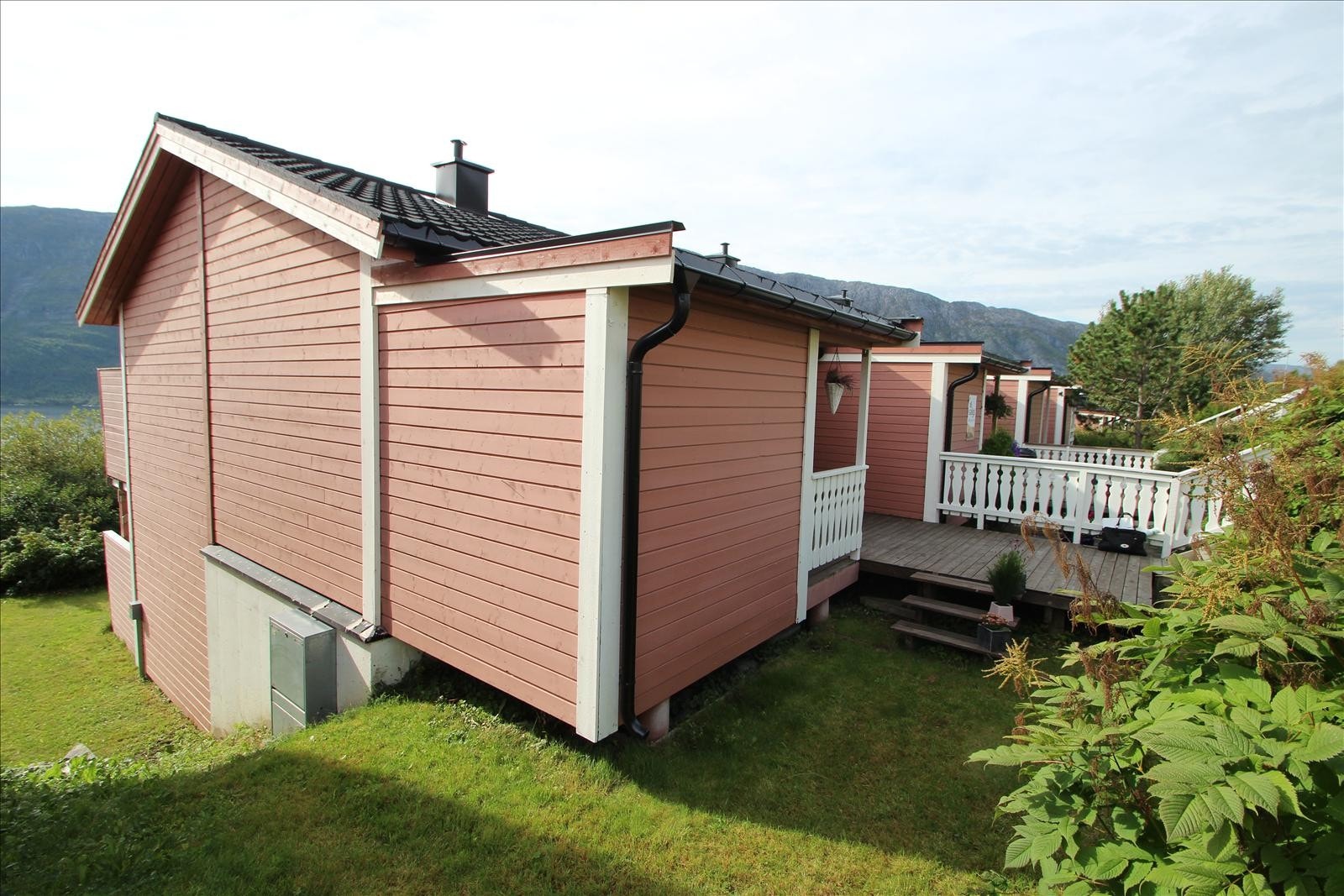 Inngangsparti/hage.Endeleilighet Galleribilde