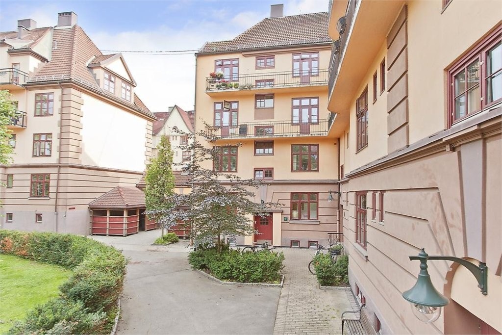 Pen og velholdt gård med hyggelig og pent gårdsrom Galleribilde