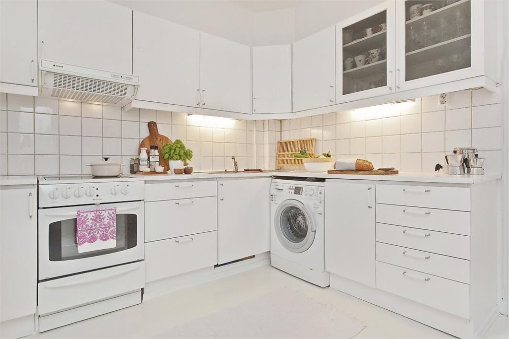 Godt med skap- og benkeplass. Alle hvitevarene medfølger Galleribilde