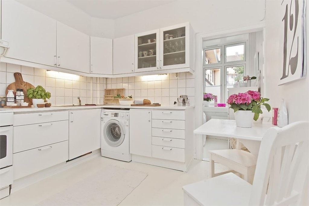 Stort kjøkken med god plass til spisebord Galleribilde