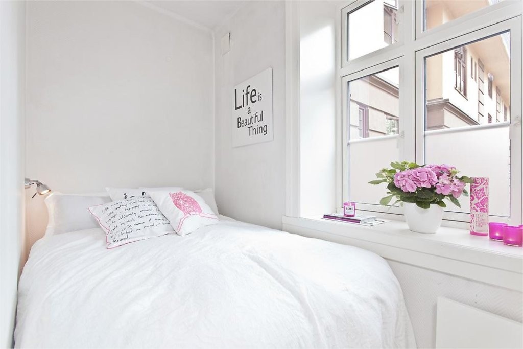 Fastmontert seng, ca 150 cm bred med praktisk lagringsplass under Galleribilde