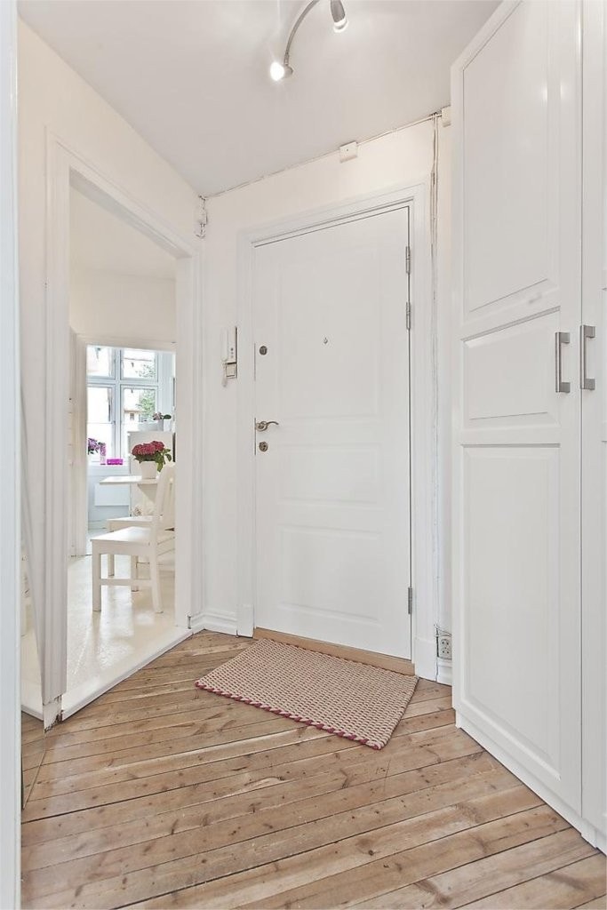 Garderobeskap og nyere entrédør Galleribilde