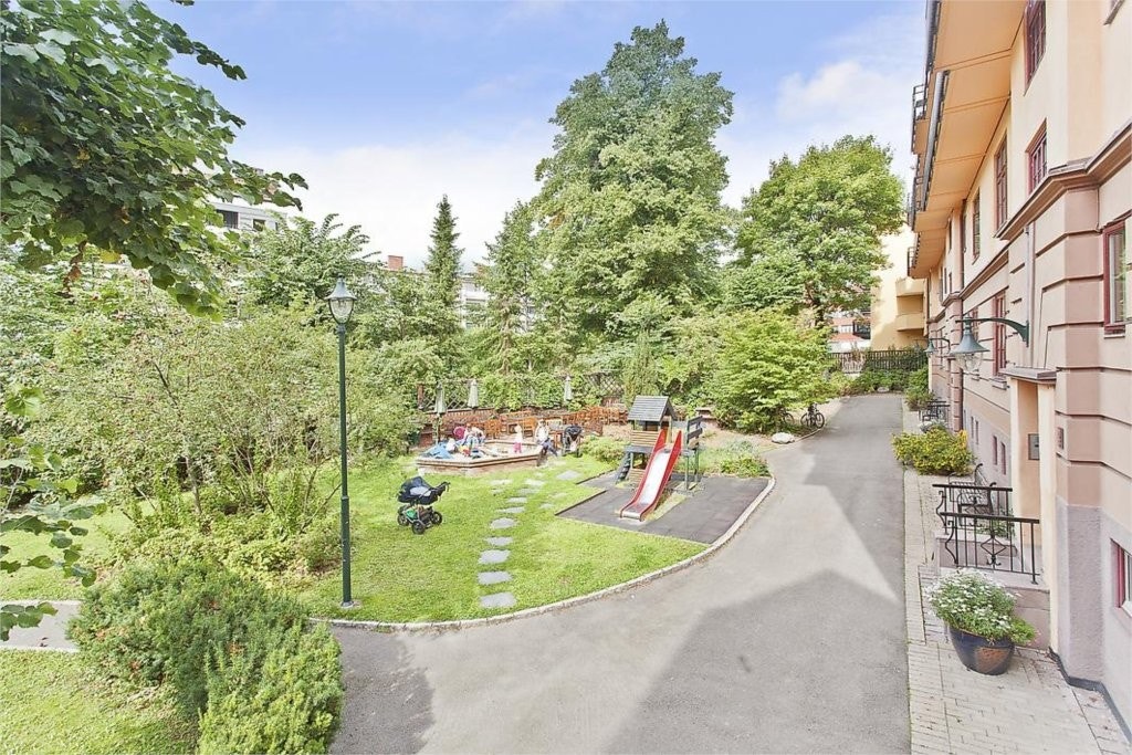 Romslig og pent opparbeidet indre gårdsrom Galleribilde