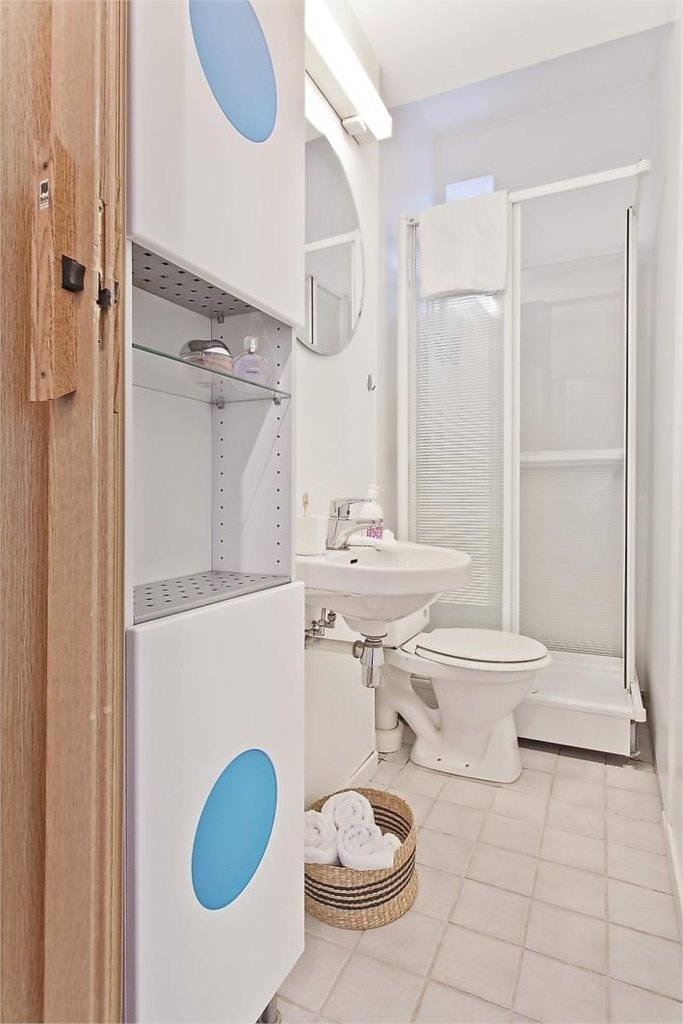 Praktisk innrettet bad med dusjkabinett, klosett etc Galleribilde