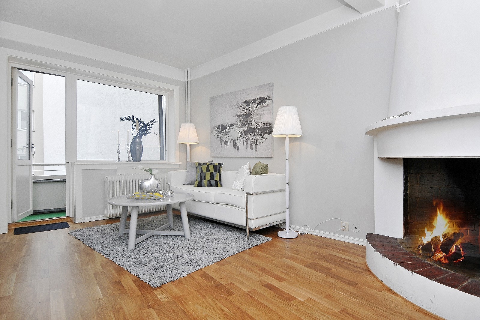 Stue med peis og utgang til balkong Galleribilde