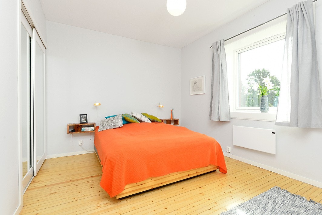 Lyst og romslig soverom Galleribilde