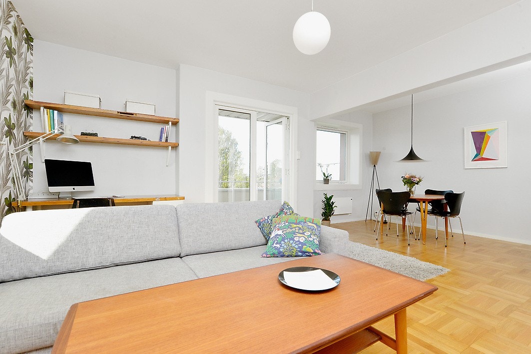 Romslig stue med god plass til sofagruppe og spisebord Galleribilde