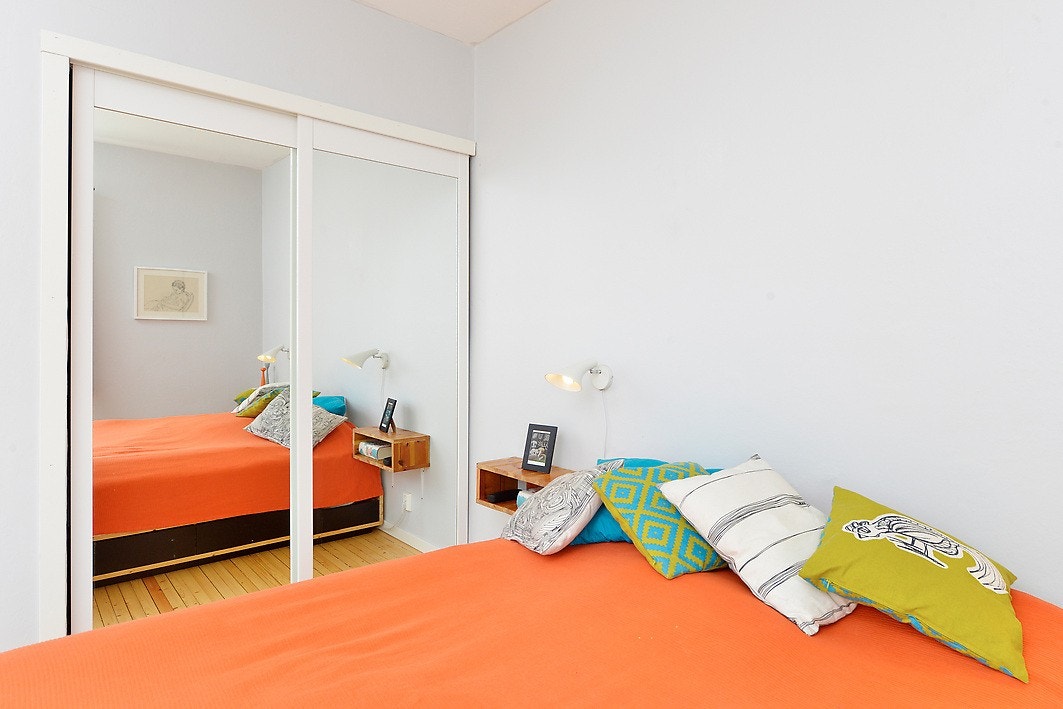 Lyst og romslig soverom med god skapplass Galleribilde