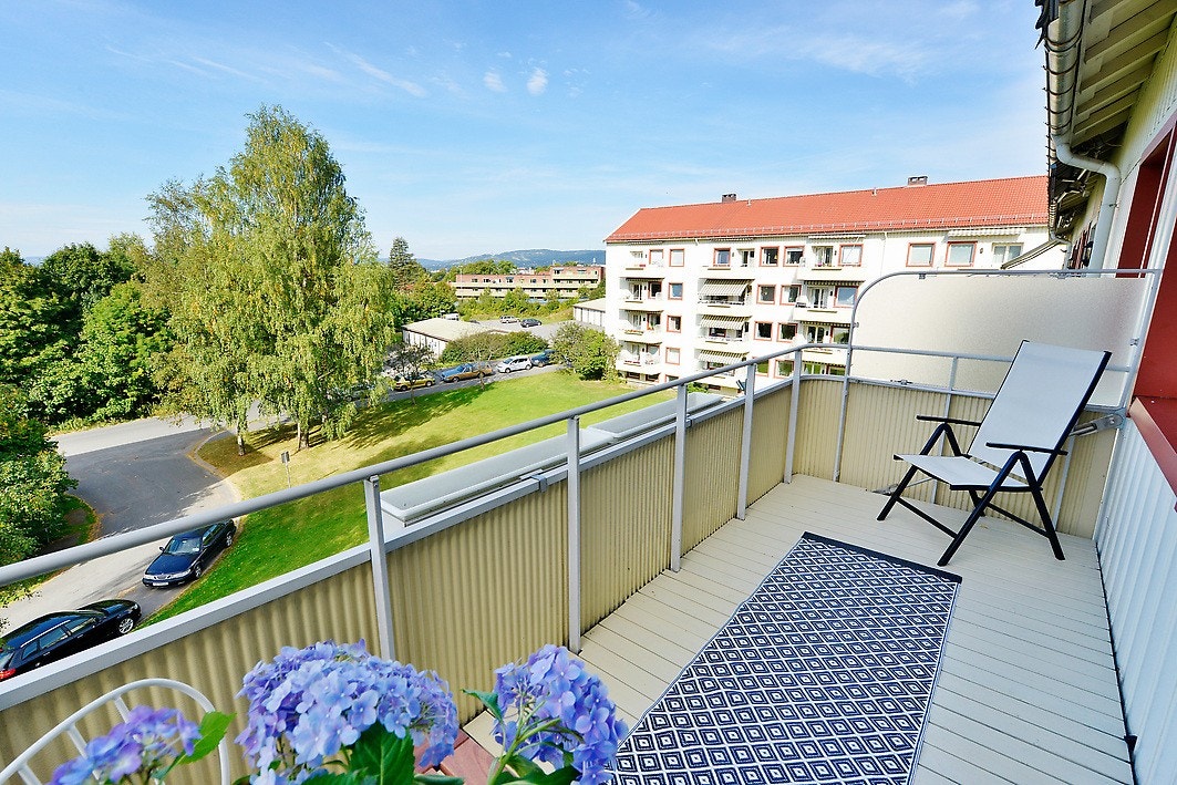 Hyggelig vestvendt balkong Galleribilde