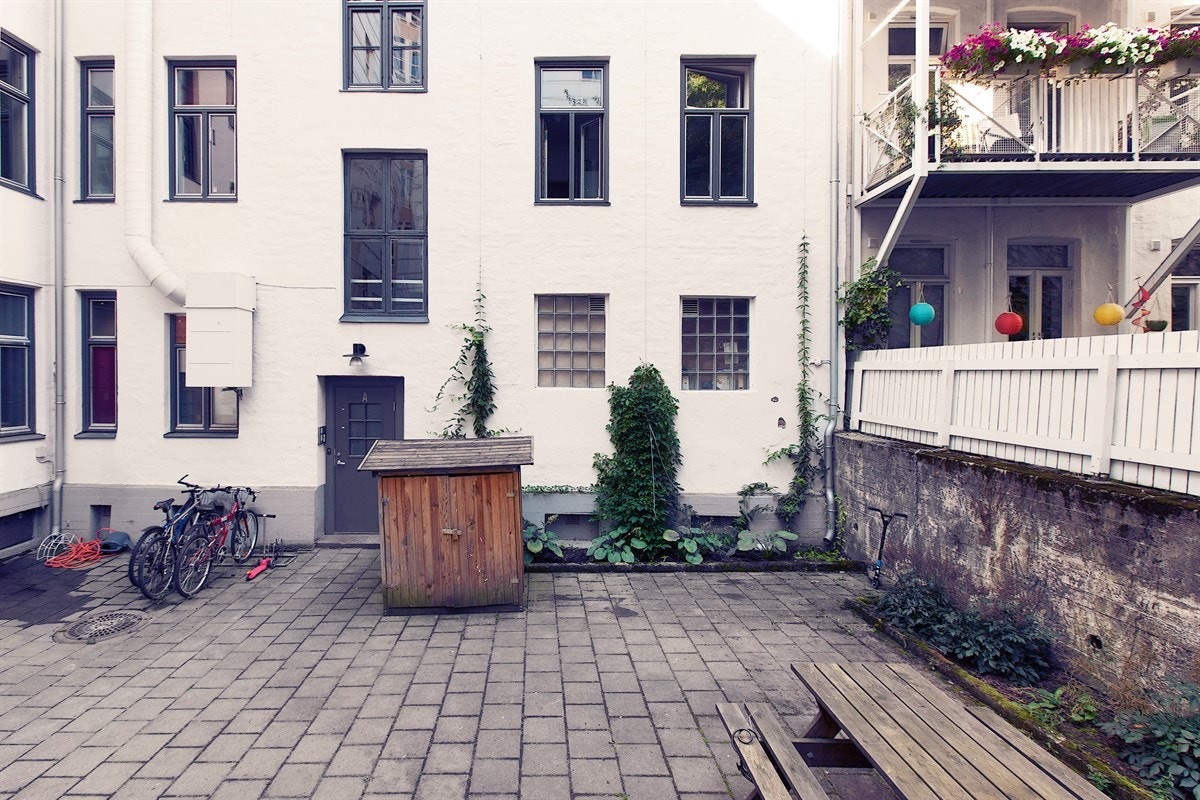 Hellebelagt og opparbeidet med enkel beplantning for enkelt vedlikehold. Galleribilde