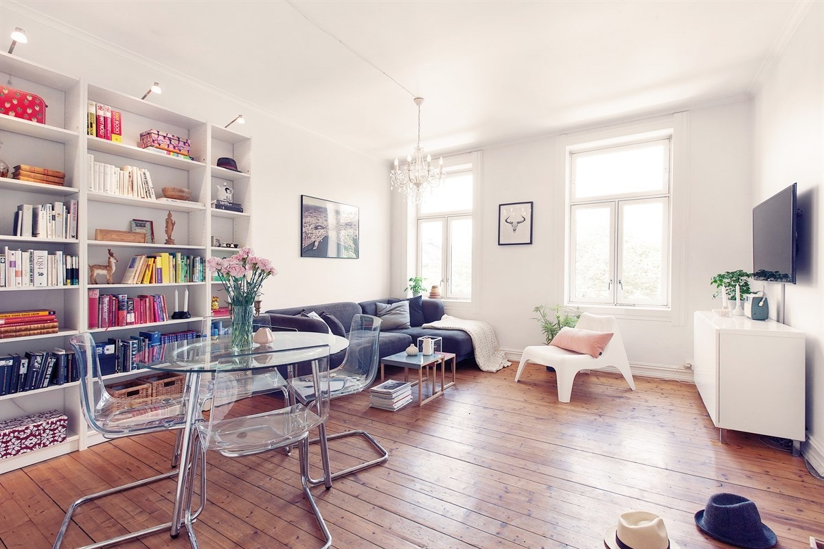 Stuen har to store vinduer vendt mot Botanisk hage. Vinduene slipper inn godt med naturlig lys. Galleribilde