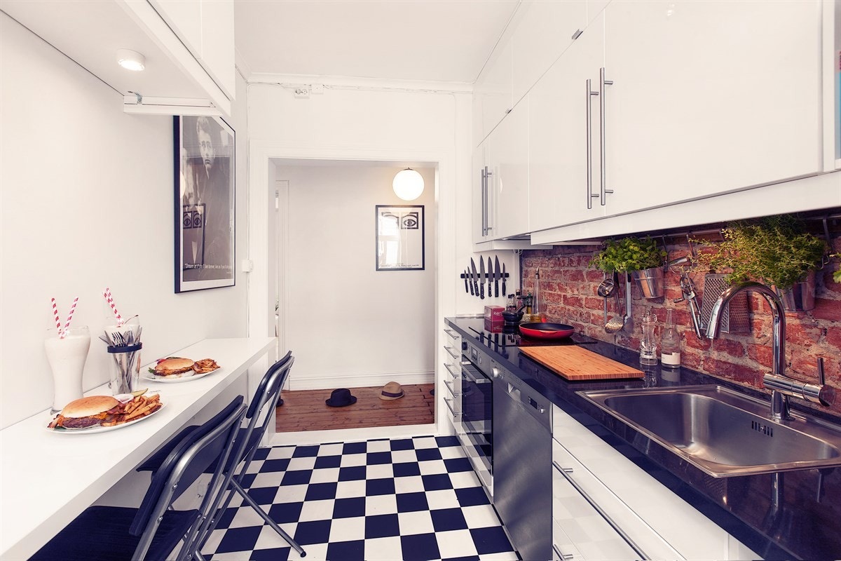 Kjøkkenet er romslig og effektivt utnyttet. Merk skapene på venstre side. Galleribilde