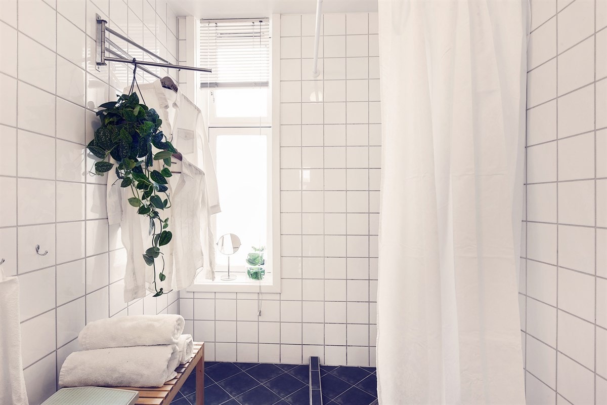 Badet har vindu som slipper inn naturlig lys. Romslig dusjsone. Galleribilde