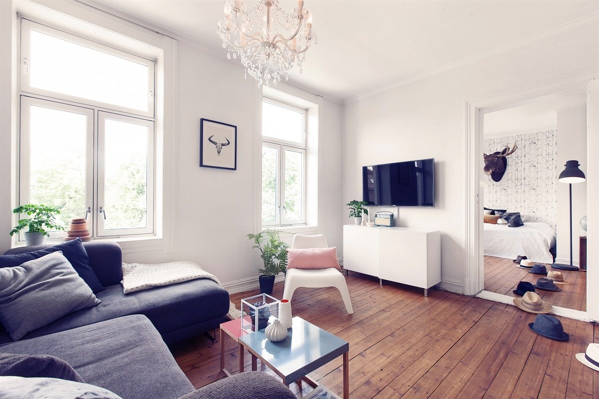 Stuen sett mot soverommet i bakgrunnen. Galleribilde