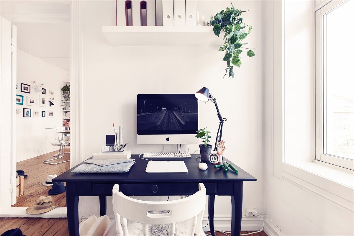 Vegg-i-vegg med stuens tv-løsning har du rom for hjemmekontor. Galleribilde