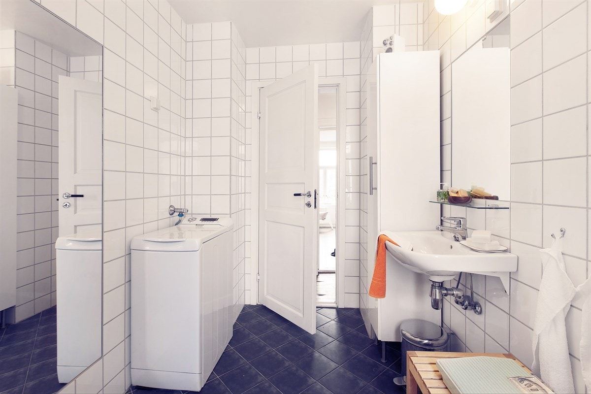 Badet er like dypt som kjøkkenet. Lyst og romslig. Galleribilde