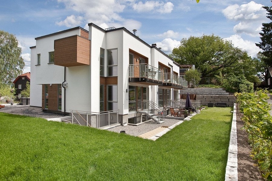 Inngang på hjørnet av huset. Leilighet ligger i u etg. Galleribilde