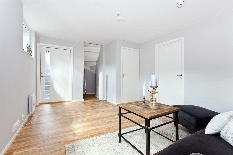 Oppbevaringsplass under trappen, dør til soverom/kontor/stue på 25 m2 Galleribilde