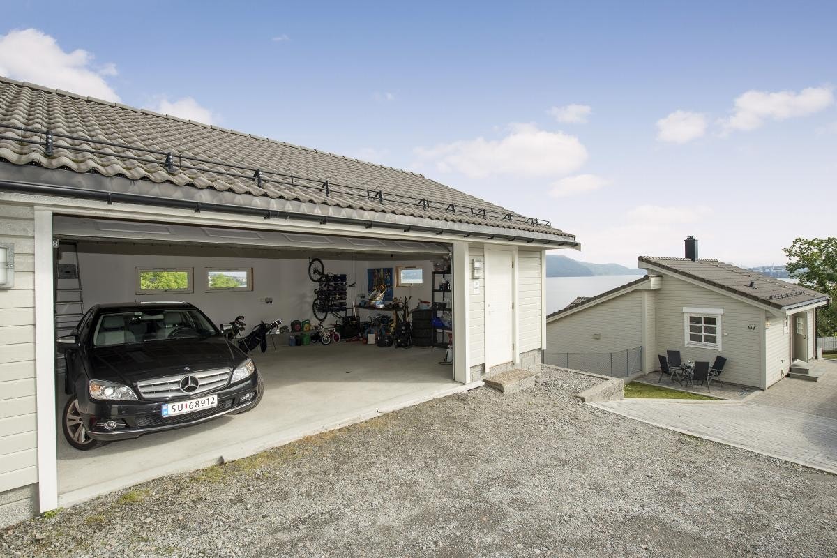 Flott dobbel garasje. Galleribilde