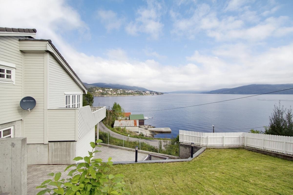 Nydelig beliggenhet med sjøen som nabo Galleribilde