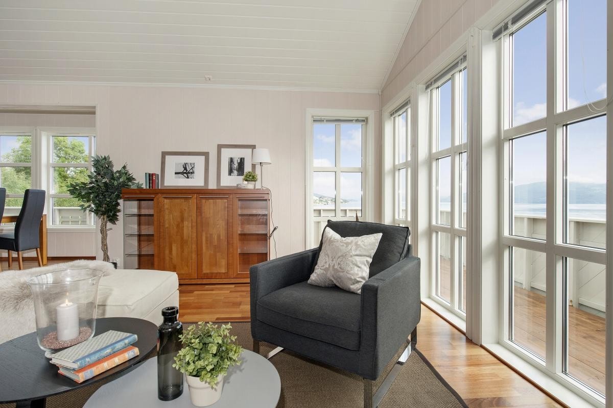 Store glassfelter gir godt med lys og utsikt Galleribilde