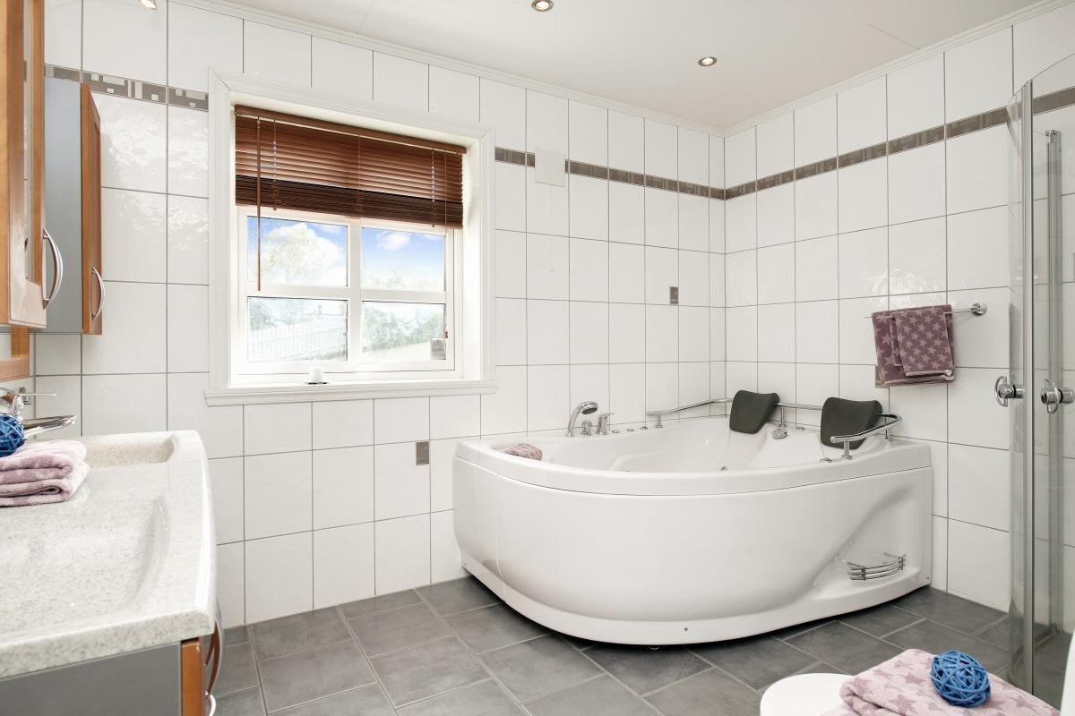 Bad er påkostet, bla. dobbelt massasjebad Galleribilde