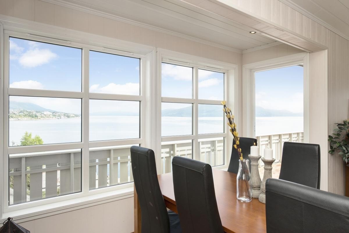 Spisestue med utgang til romslig terrasse Galleribilde