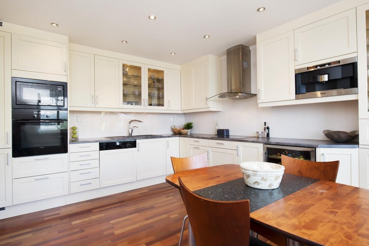 Pent kjøkken med integrerte hvitevarer. Galleribilde