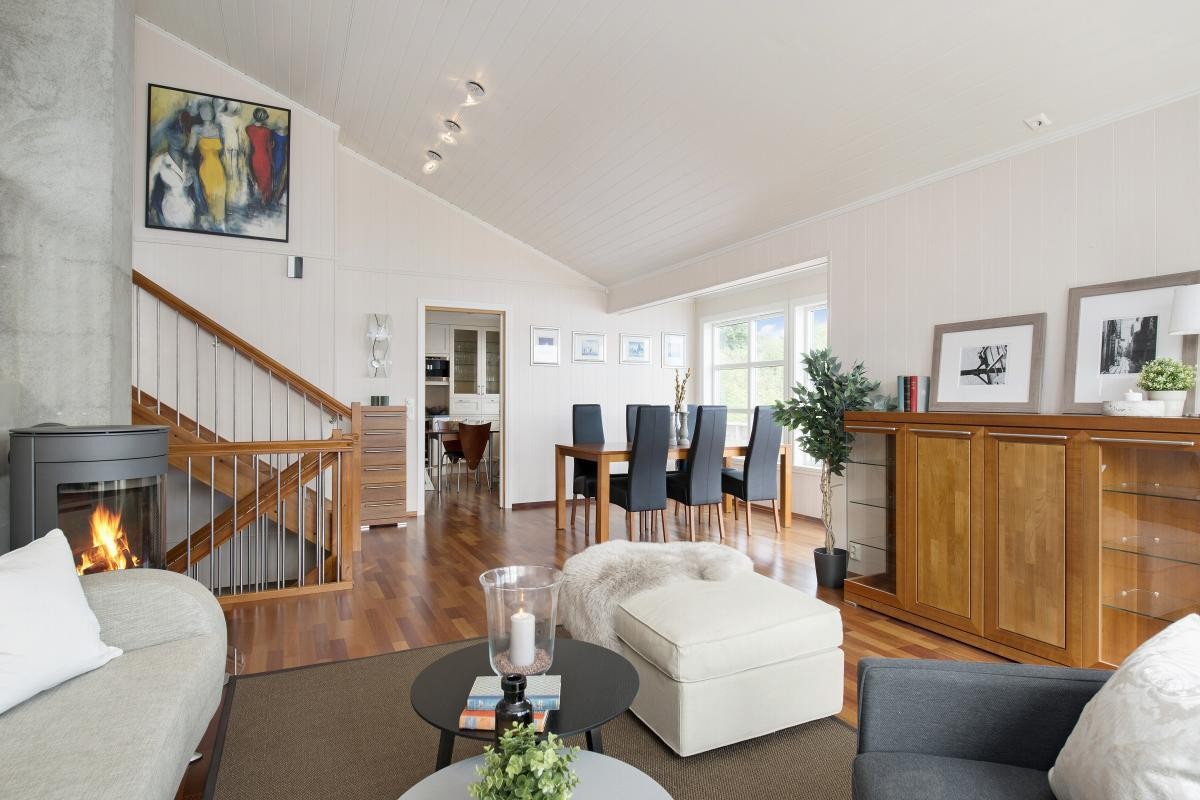 Luftig takhøyde gir et svært romslig preg Galleribilde