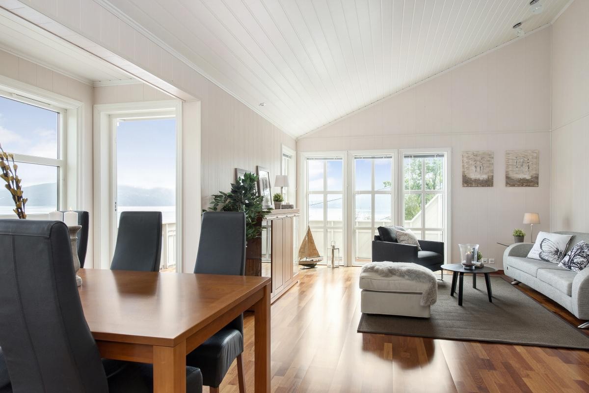 Luftig takhøyde gir et svært romslig preg Galleribilde