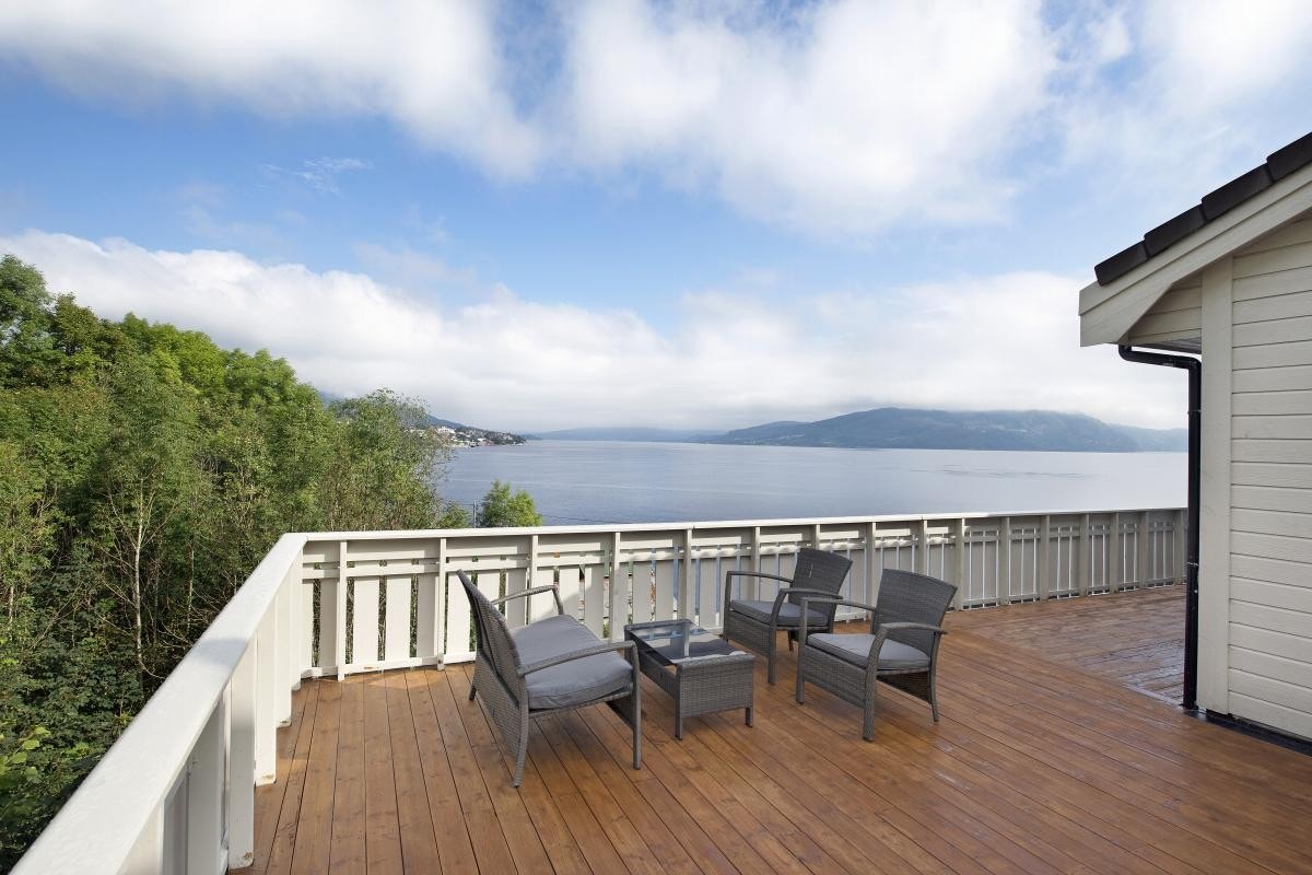 Romslig terrasse til barnelek eller annet selskap Galleribilde