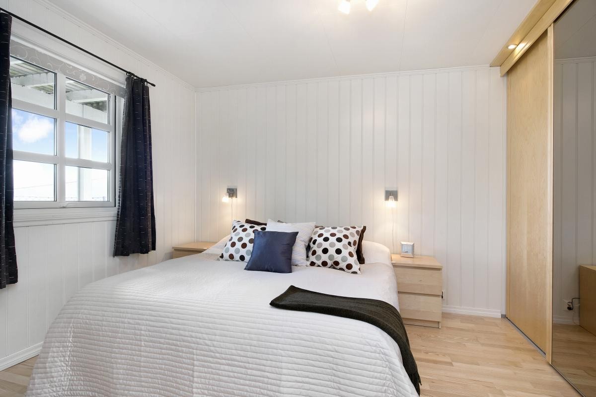 Romslig soverom med garderobe og bølgeskvulp Galleribilde