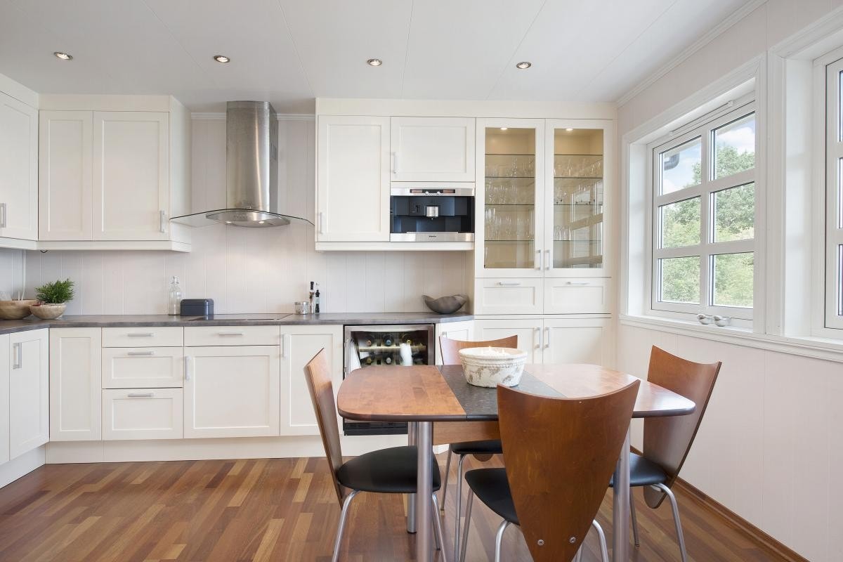 Moderne kjøkken i nøytrale farger Galleribilde