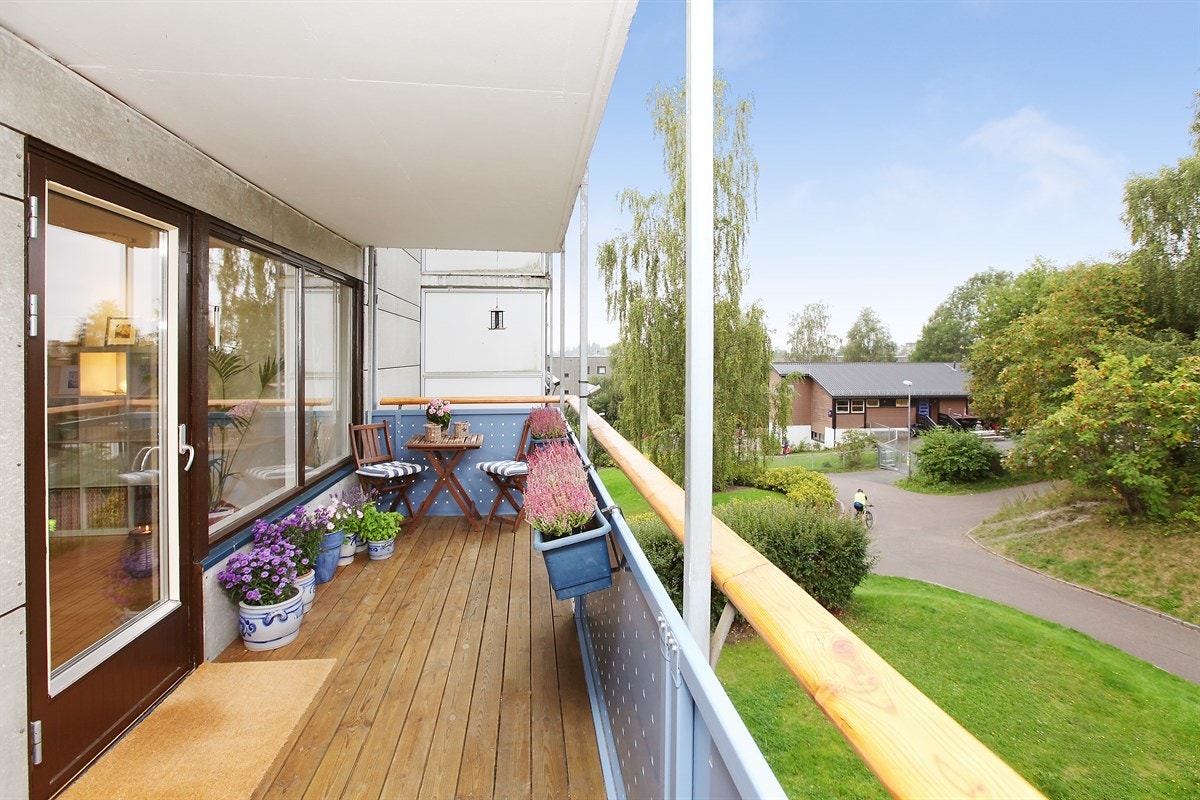 Solrik skjermet balkong vendt mot grøntområde Galleribilde