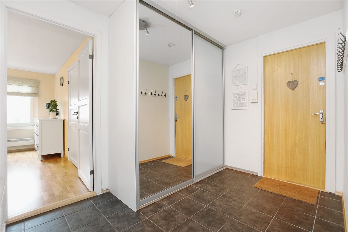Flislagt entré m/gulvvarme Galleribilde