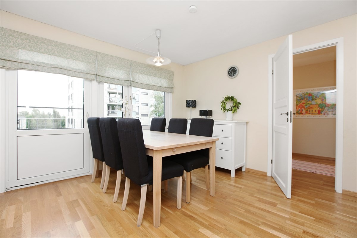 Stor og praktisk spiseplass på kjøkken Galleribilde