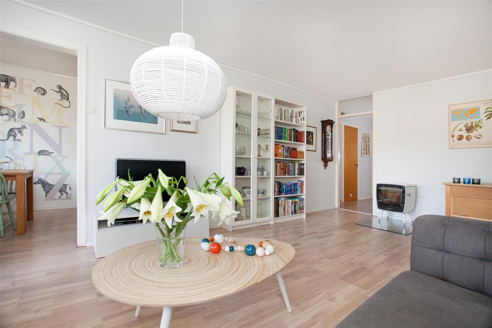 Lys stue med utgang til balkong. Galleribilde