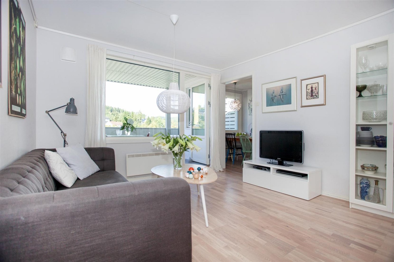 Stue med inngang til kjøkken. Galleribilde