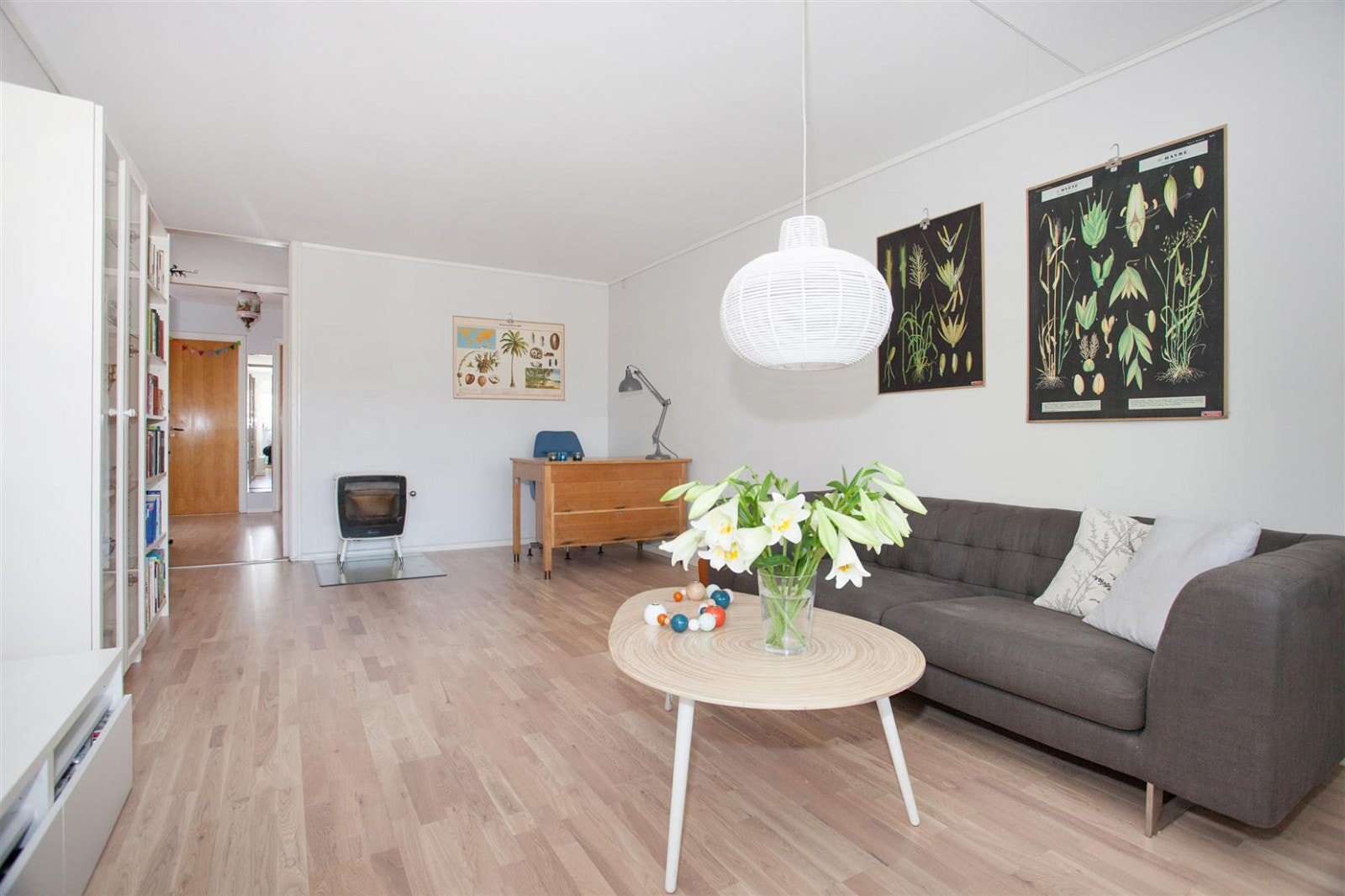 Romslig stue med plass til spisebord og sofagruppe. Galleribilde