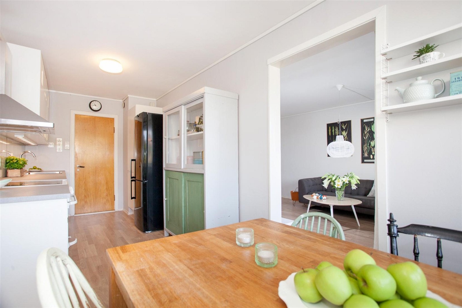 Romslig kjøkken med opplegg for oppvaskmaskin. Galleribilde