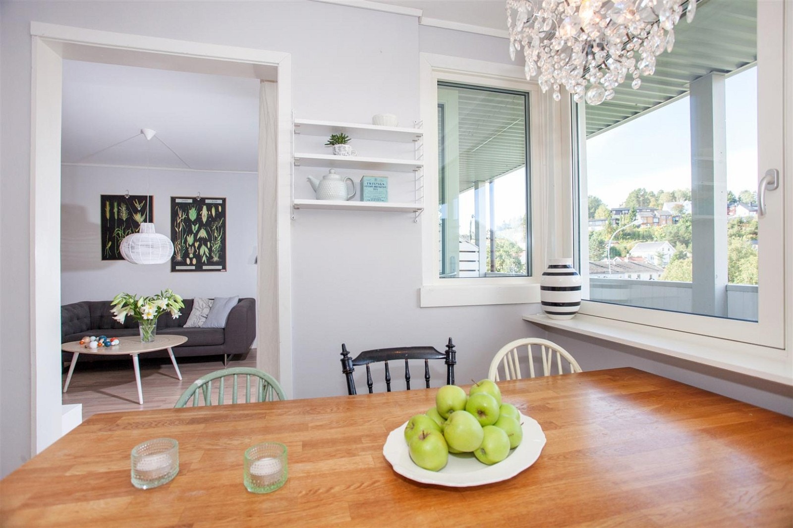 God plass til spisebord på kjøkken. Galleribilde