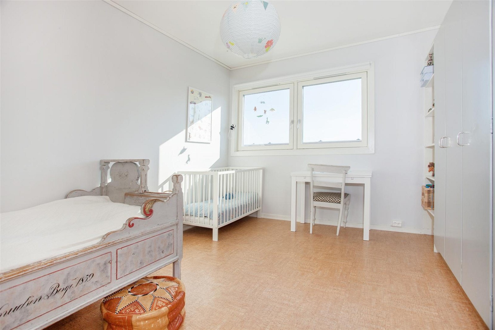 Soverom 1 med garderobeskap. Galleribilde