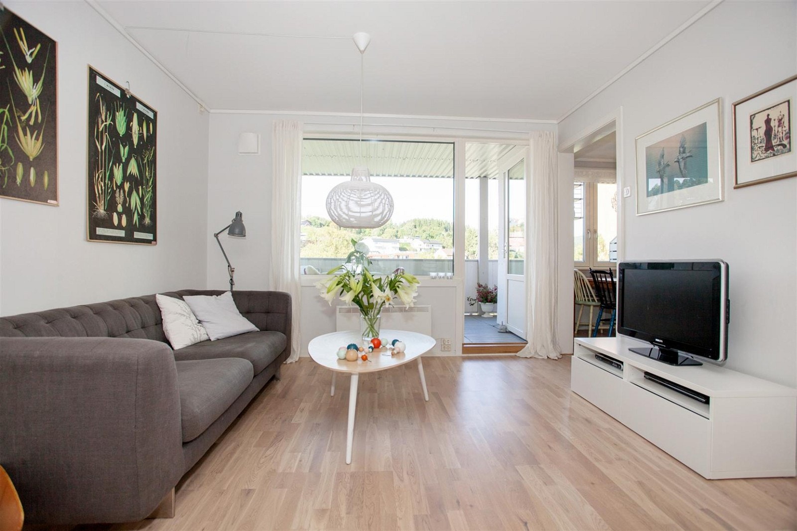 Stue med utgang til balkong. Galleribilde