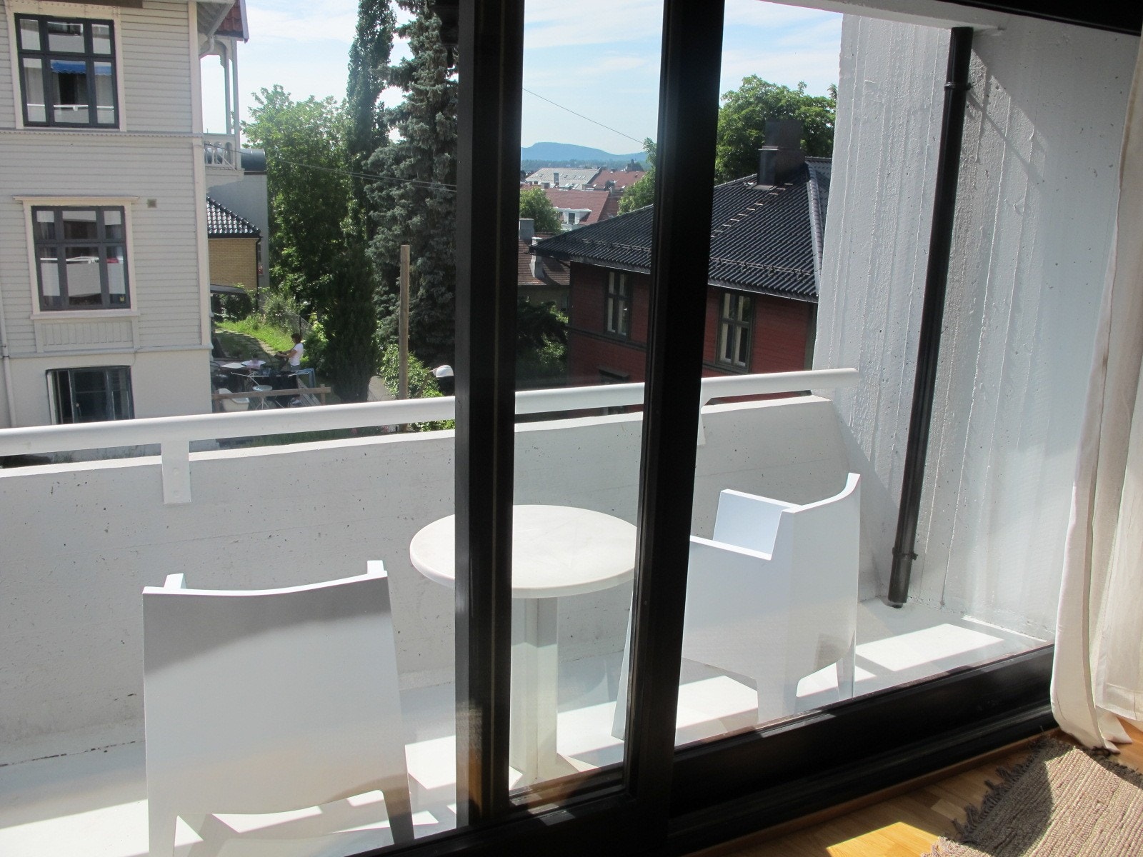 Solfylt balkong på en høyde på Frogner/Briskeby Galleribilde