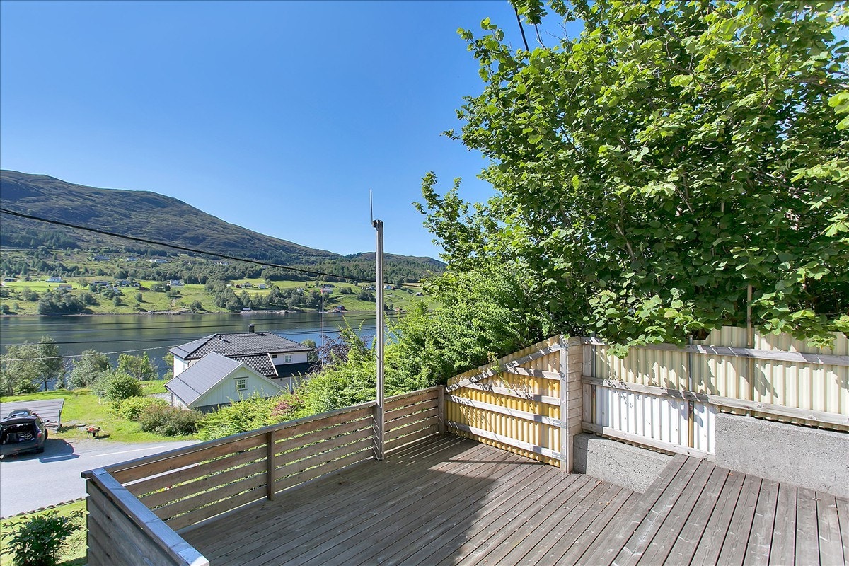 Terrasse m/utsikt mot sjøen Galleribilde