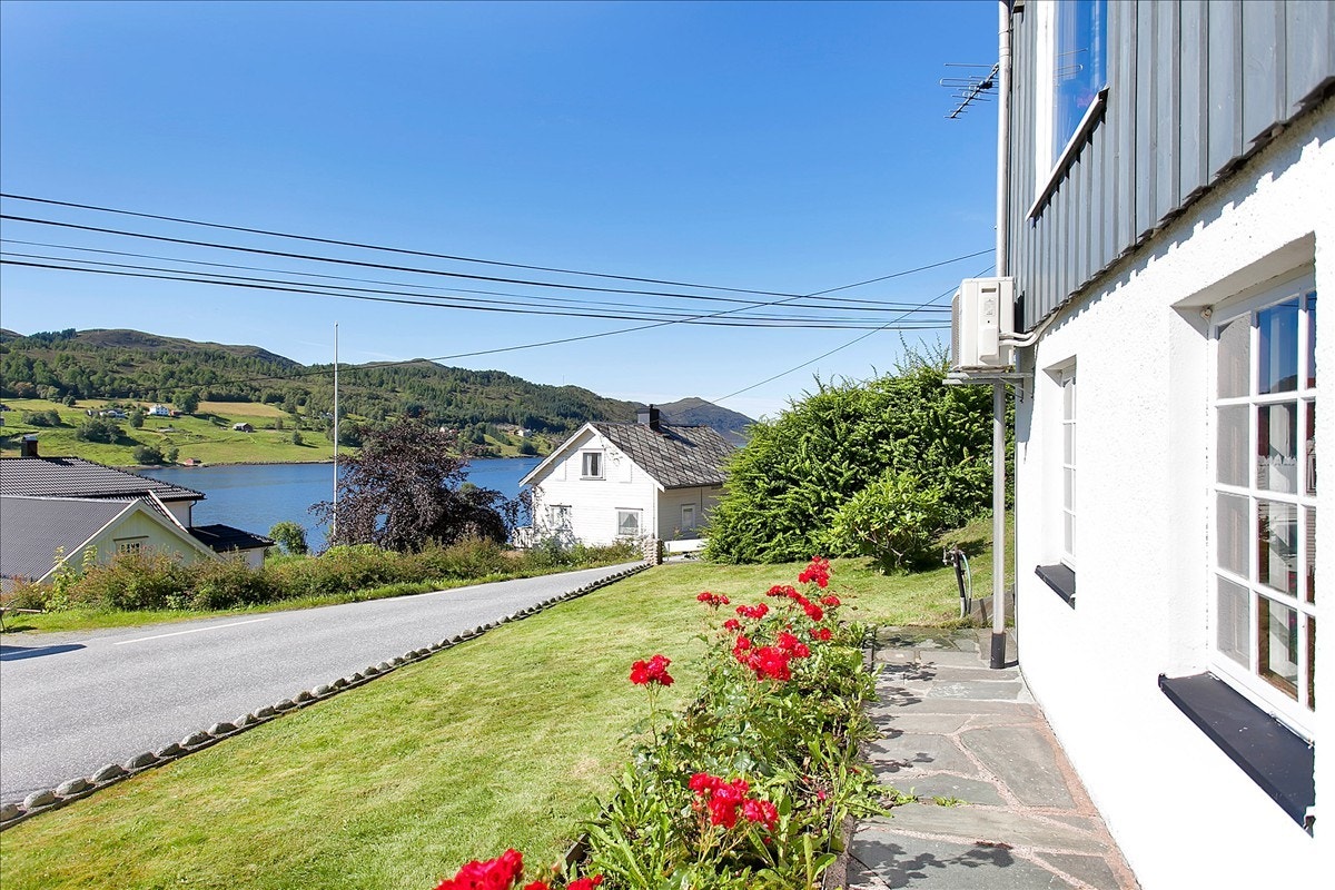 Område framom boligen Galleribilde