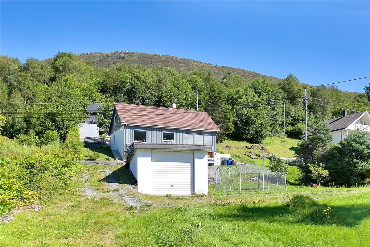 Garasje m/bolig i bakgrunnen Galleribilde