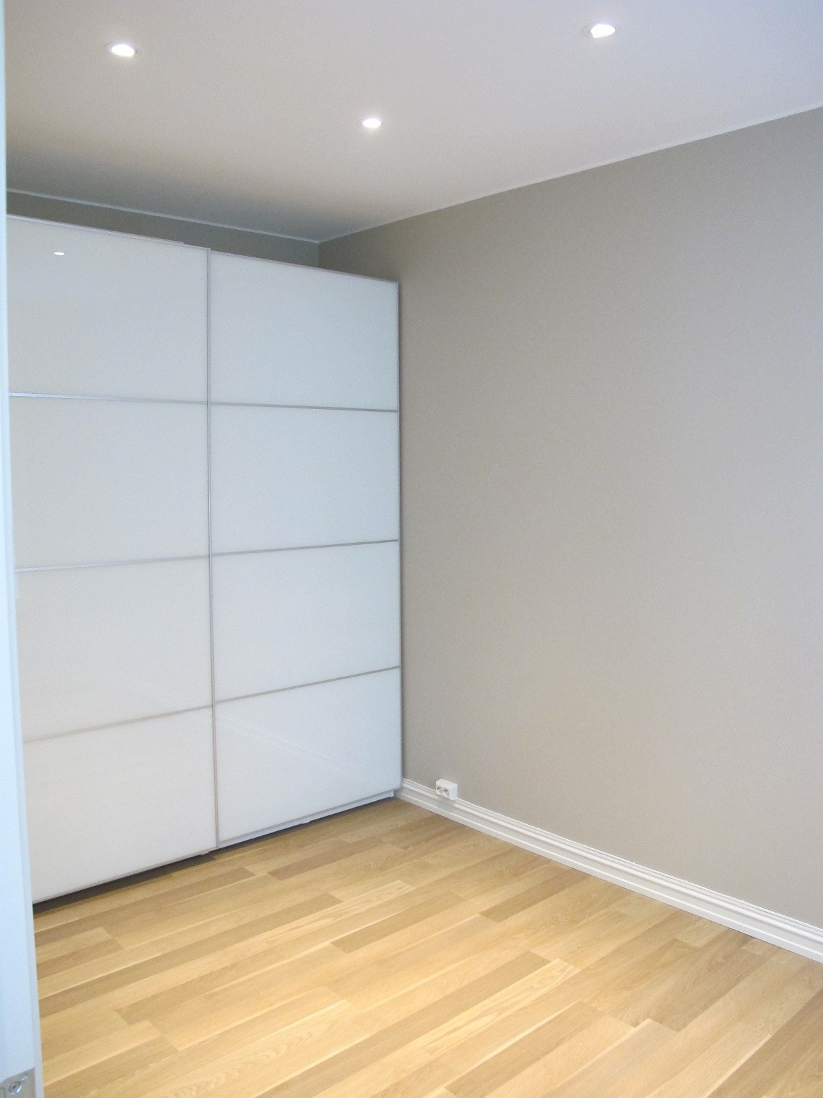 Soverom med garderobeskap Galleribilde