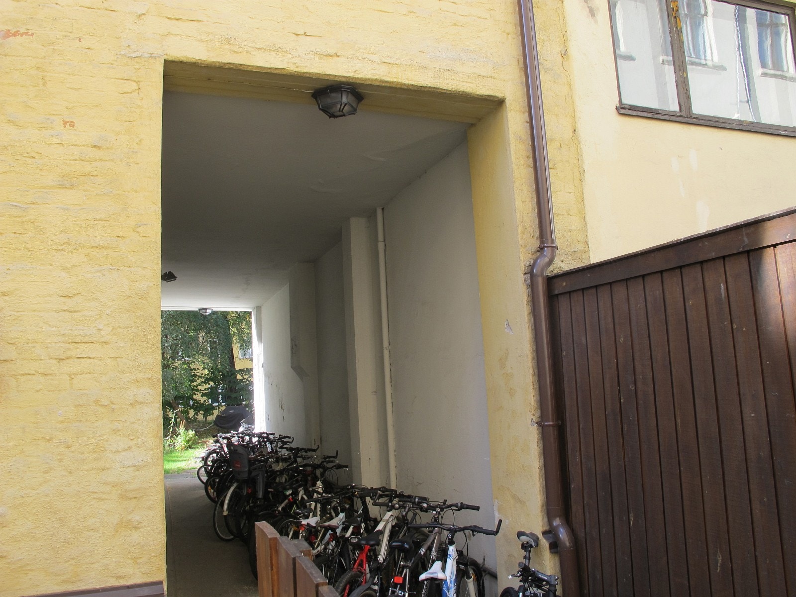 Sykkeloppstilling i bakgård Galleribilde