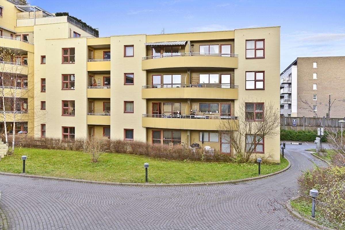 Leiligheten vender inn mot stort, solrikt, barnevennlig atrium Galleribilde